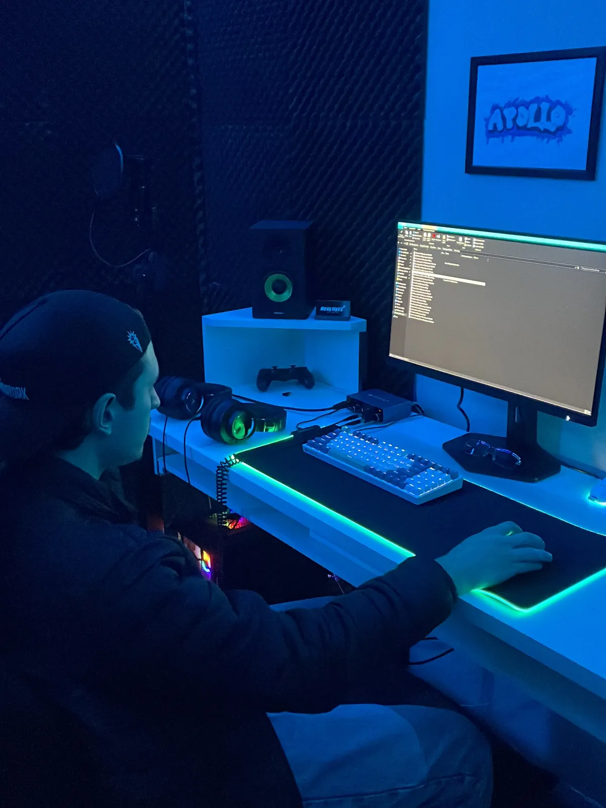 Estúdio Nova Wave Records em luz azul: mesa branca, monitor com DAW e quadro Apollo na parede