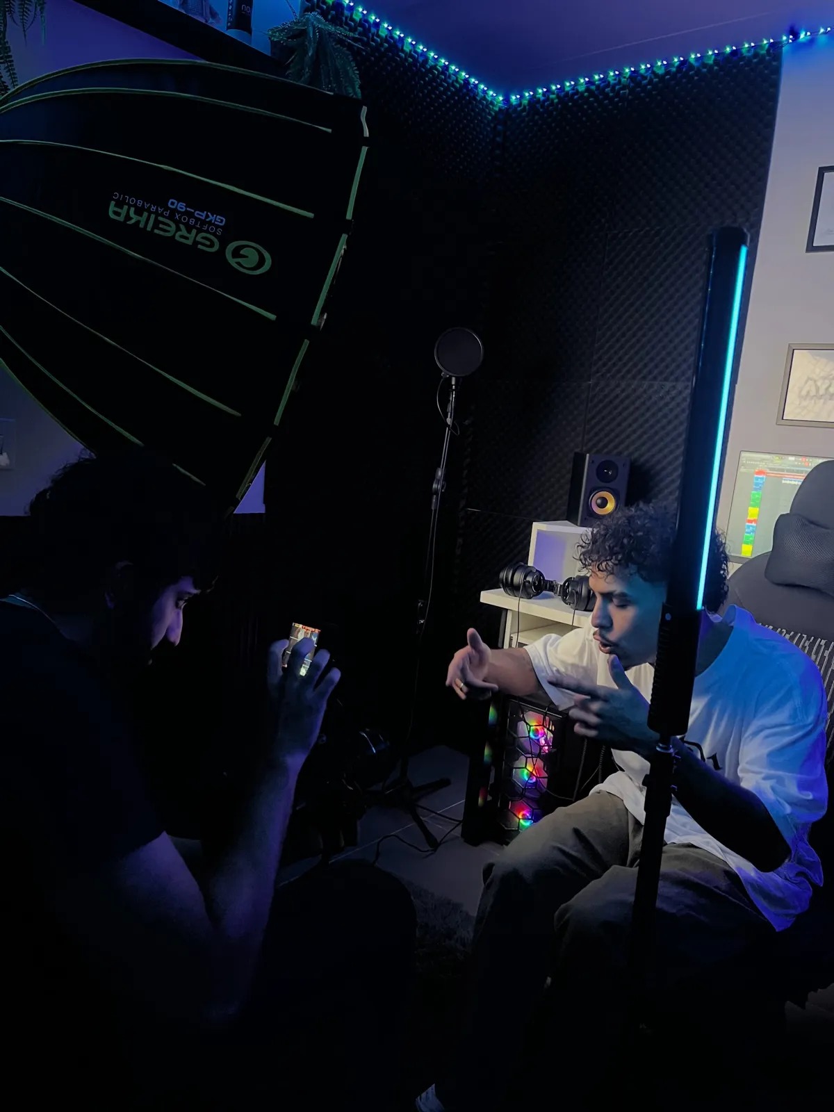 Bastidores de gravação de clipe na Nova Wave: softbox, tubo LED e câmera